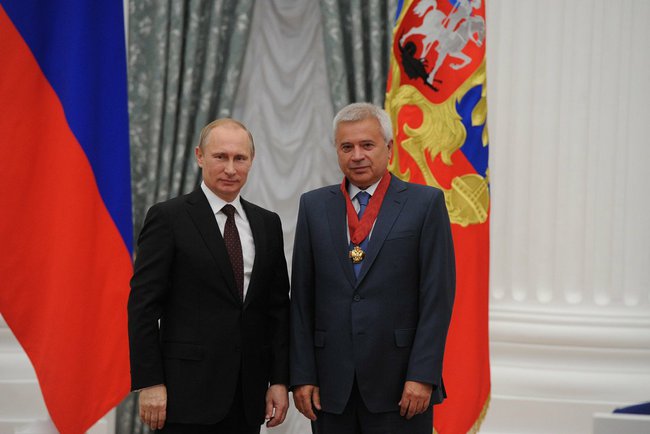 Почетный доктор ВолГУ В.Ю. Алекперов получил государственную награду.jpeg